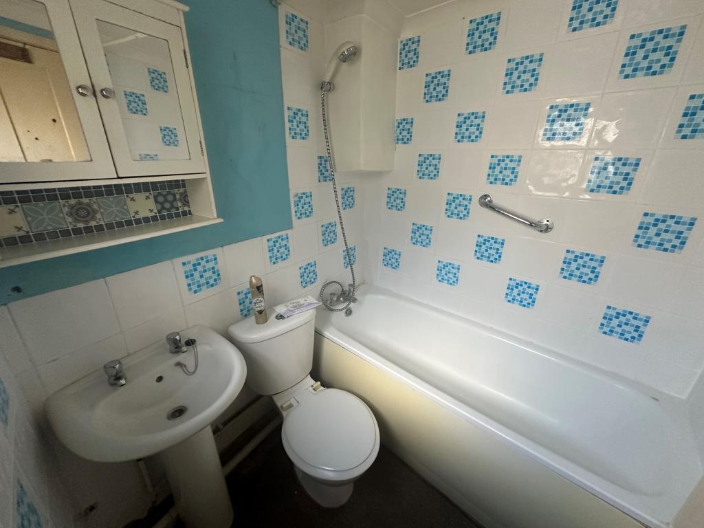 Lot: 155 - TERRACE HOUSE FOR REFURBISHMENT - Bathroom with W.C.